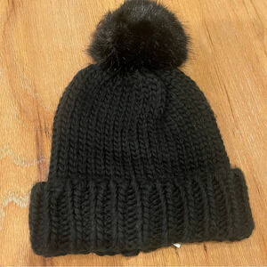 NWT Express Women’s OS Knit Pom Pom Beanie Black Cozy Warm Dark Feminine Grunge